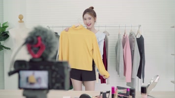 线上直播带货，网红主播，模特试衣服拍摄