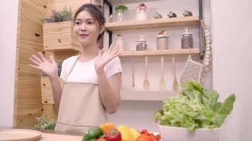 对着镜头录制美食节目