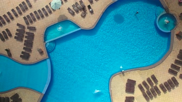 航拍游泳池，高端酒店