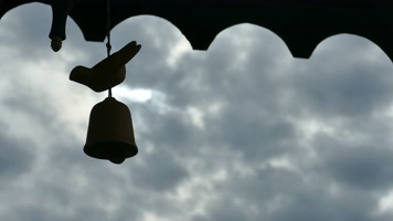 寺庙建筑一角，剪影