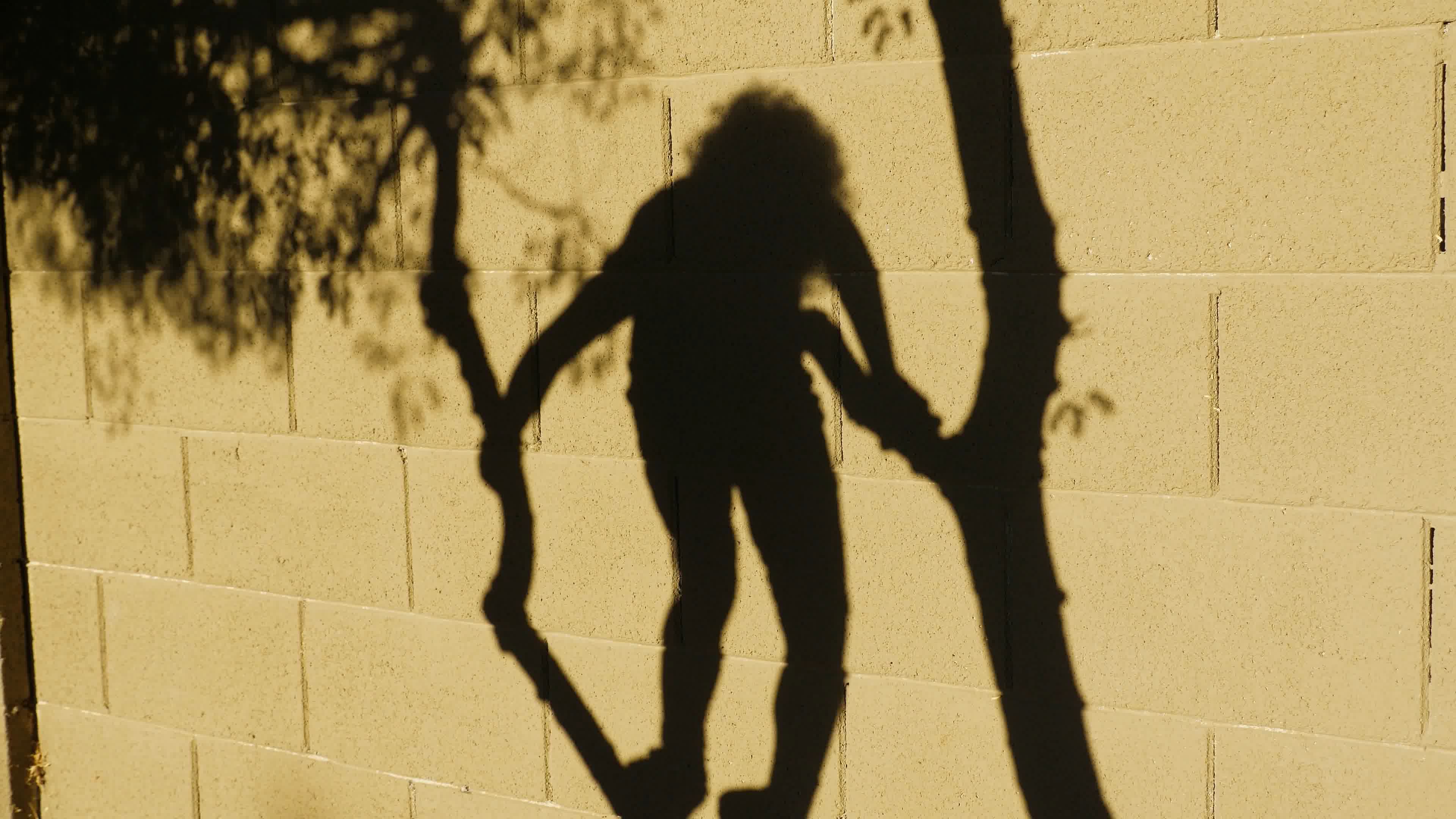 小孩爬树，童年生活