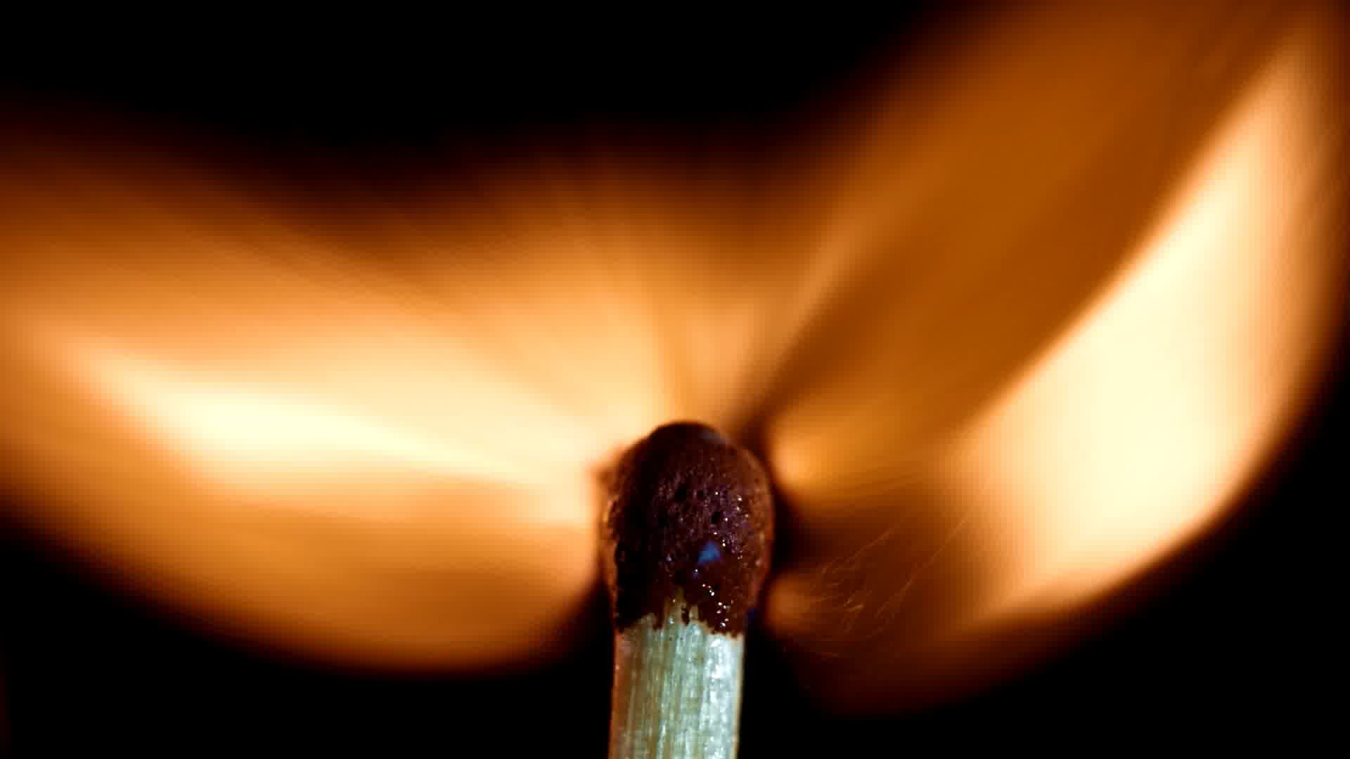 火柴点燃，黑暗光明，星星之火