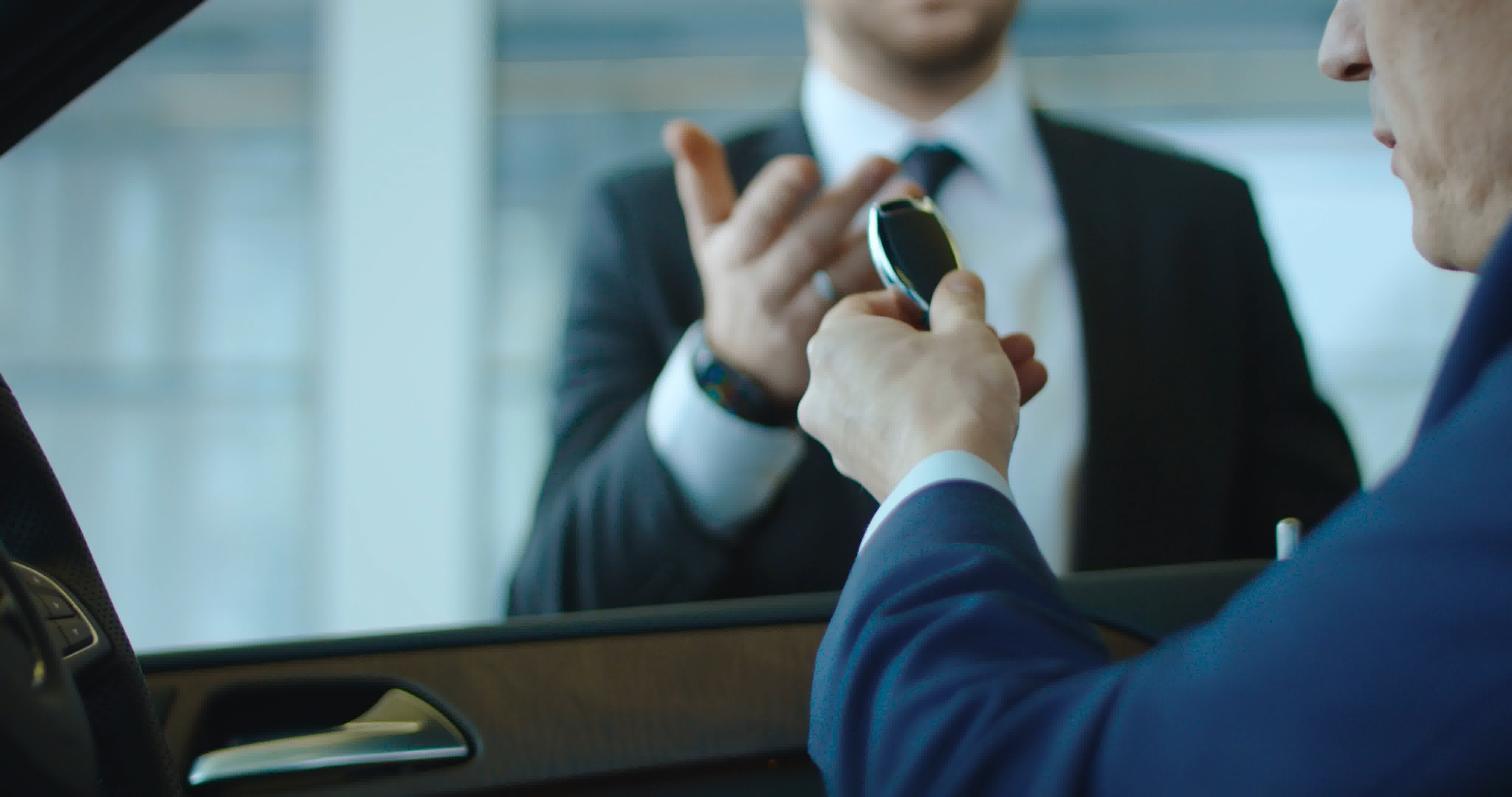 买车提车，交车钥匙，刷卡