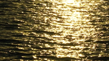 水面波光粼粼，波光点点