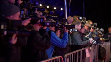 一群摄影师记者，狗仔队