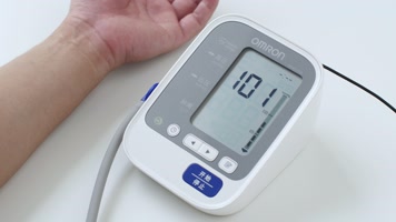 居家测量血压，高血压吃降压药4k视频素材