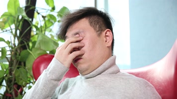 25 男人眼睛干涩揉眼睛疲劳疲惫 眼睛 