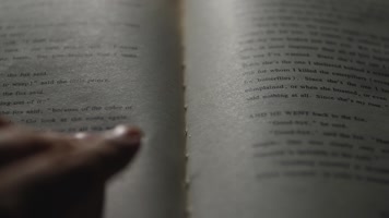 翻书阅读看书书本光影视频素材