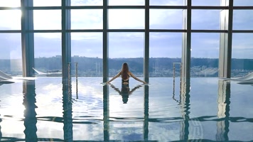 美女高端游泳池，落地窗无敌美景