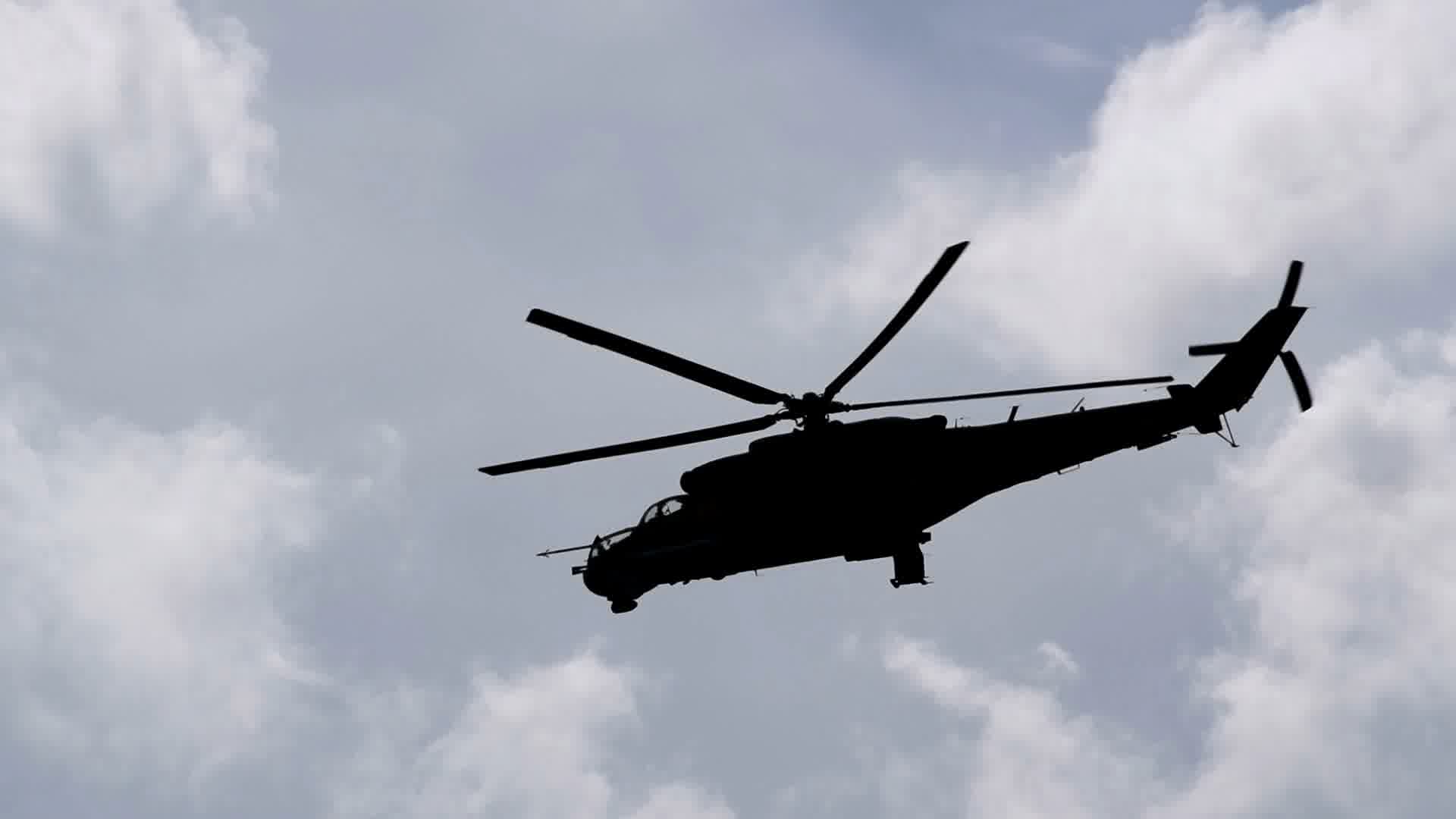 武装直升机，飞行表演