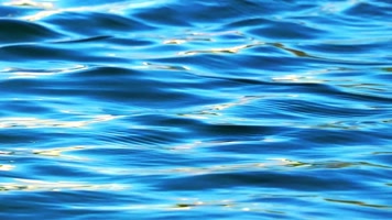 蓝色海面，波光粼粼