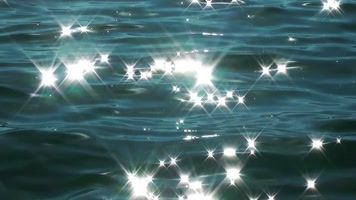 波光粼粼的水面