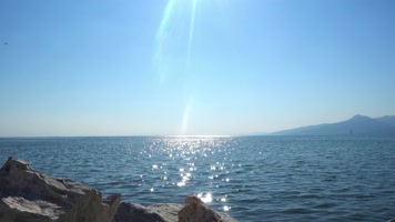 大海波光，天气晴朗