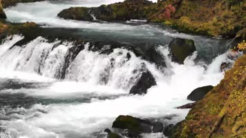 大自然山间水流