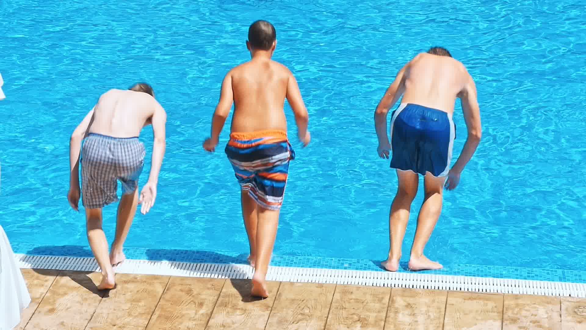 清凉夏日游泳池，翻跟斗入池