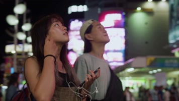 街边看电视万众瞩目，关注精彩