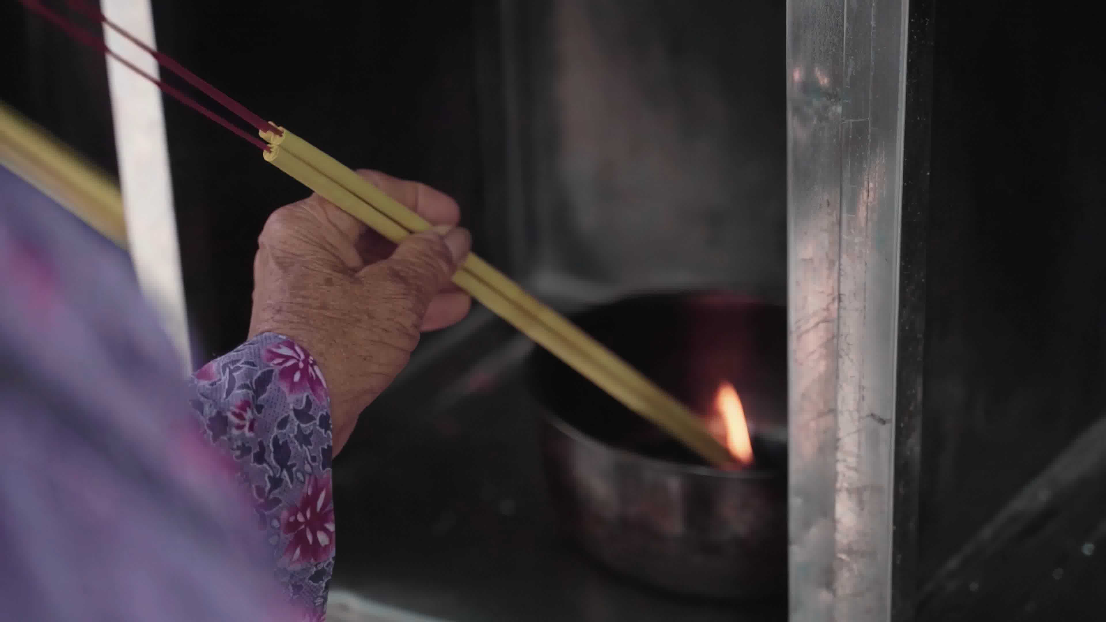 寺庙，烧香，求神拜佛