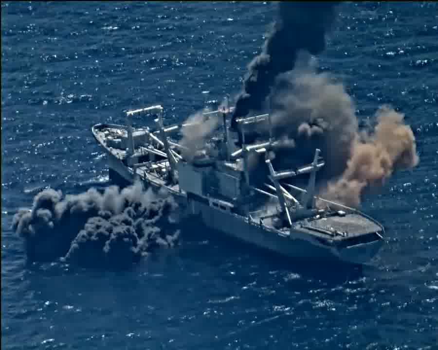 海战，导弹击中军舰，靶船