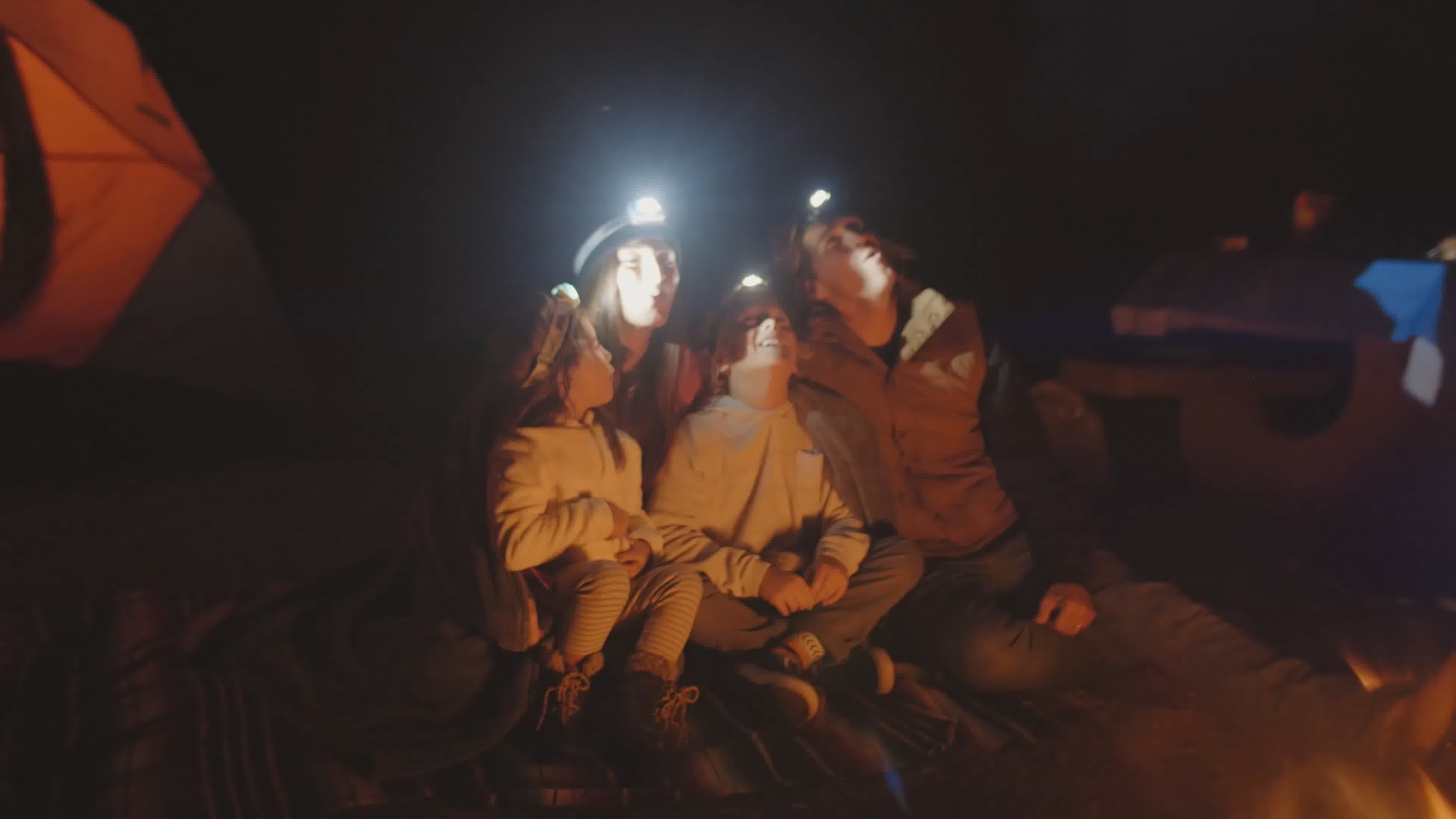 家庭野营，头灯强光，幸福家庭