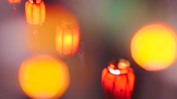 城市街道的灯笼下行人行走4k视频素材