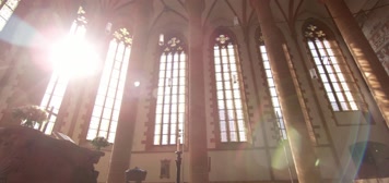 大气教堂，雄伟建筑，壁画窗花