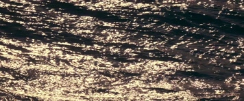 水面波光粼粼，波光点点