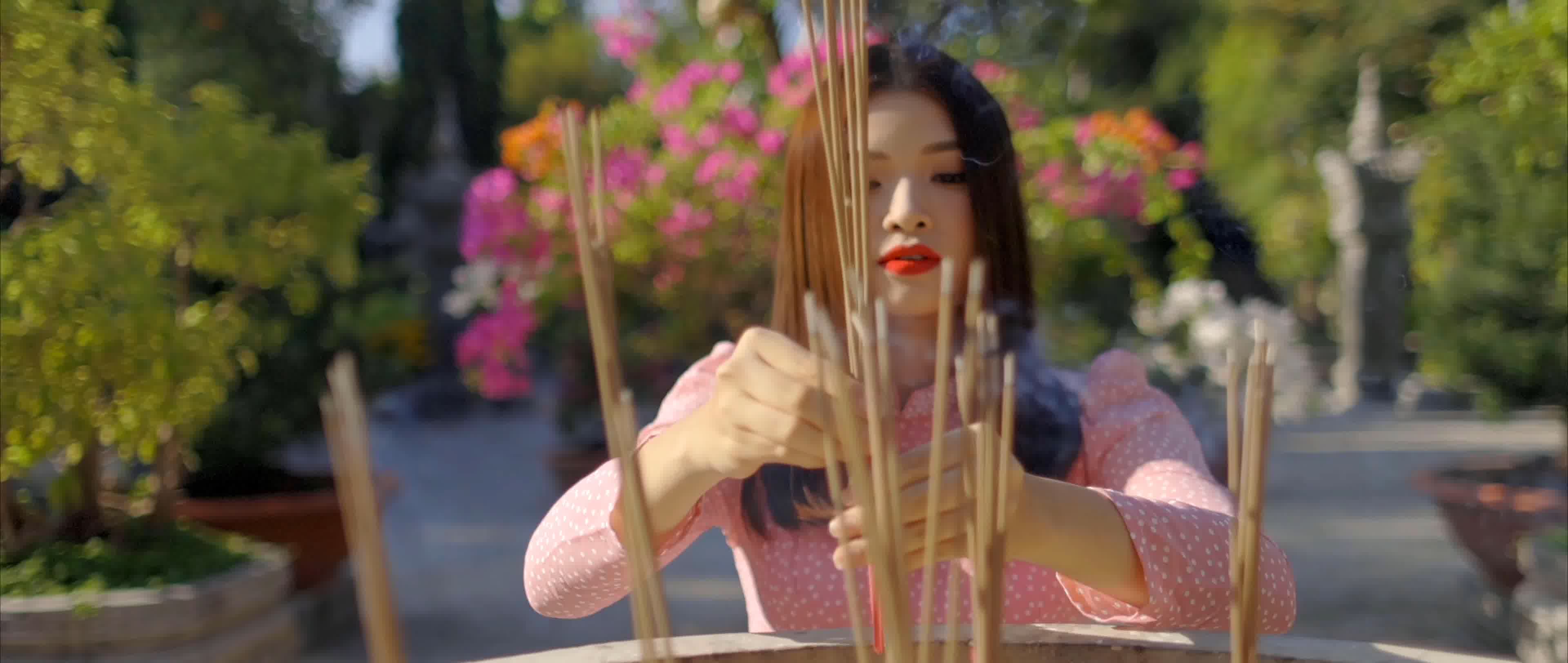 少女祈祷，美女祈福祈祷许愿烧香