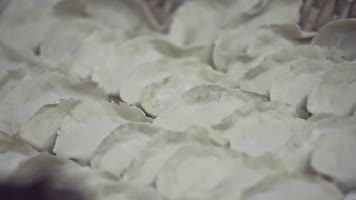 过新年包饺子放烟花