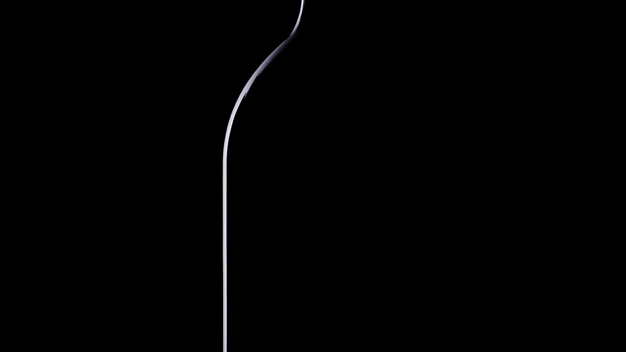 酒瓶轮廓，酒瓶光影，反射光线