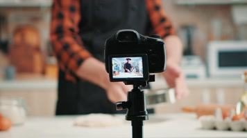 网红直播，镜头前录制，网红带货