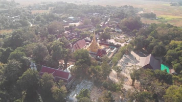 航拍泰国佛教寺庙中金色佛塔