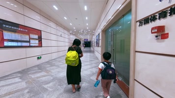 2.7k深圳地铁站的地下通道妈妈和小男孩跟拍