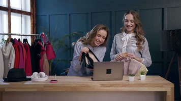 网红直播，镜头前录制，网红带货