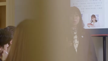 大学学生老师一起交流学习实拍素材