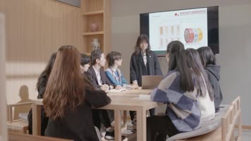 大学学生老师一起交流学习实拍素材