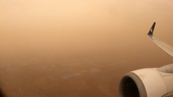 民航客机遭遇沙尘暴