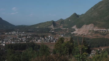 云南山区农村田园村庄袅袅炊烟高速公路