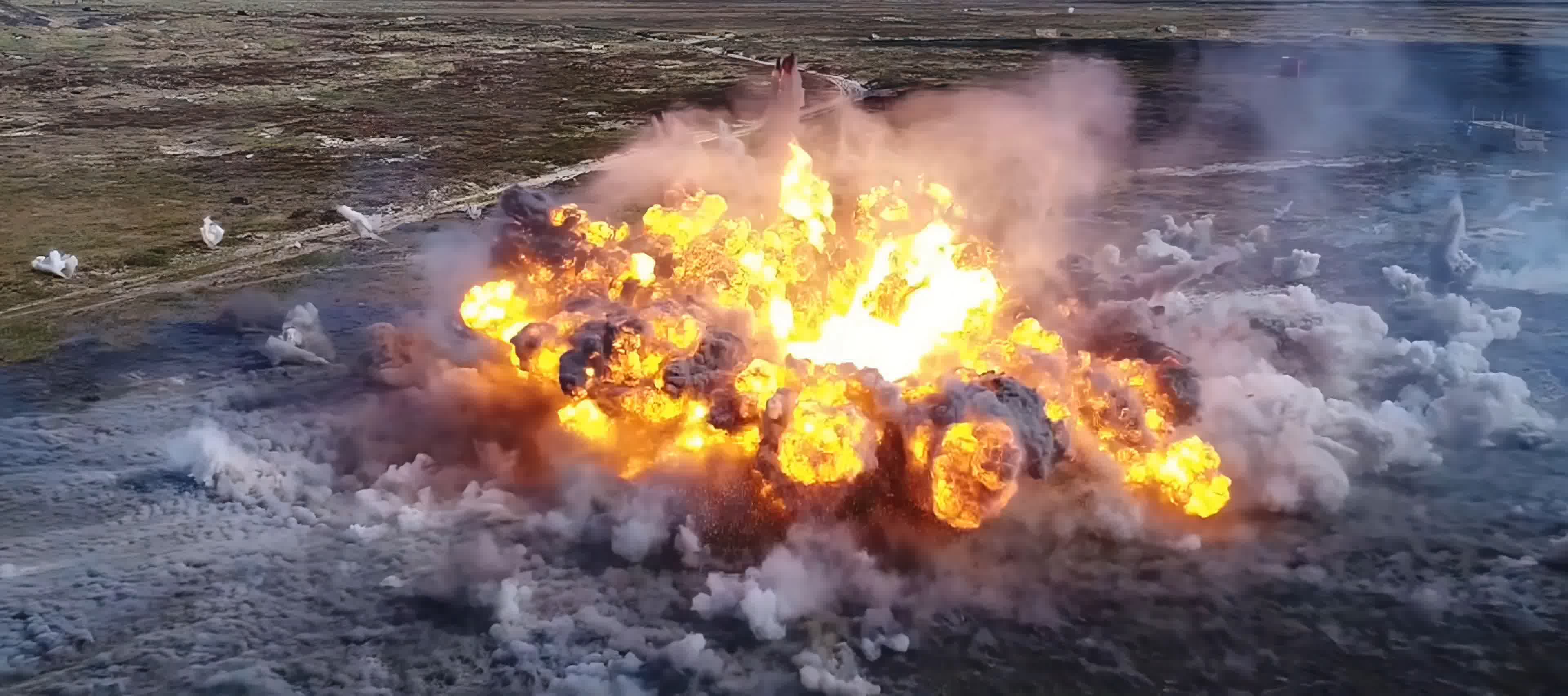 发射导弹，命中目标，激烈爆炸