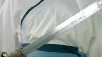 慢镜头古装武侠美女视频佩剑剑柄特写