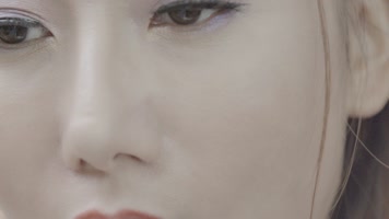 慢镜头古装美女吹笛子视频中国风口红嘴笛子