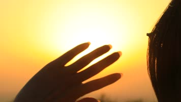 手指触摸阳光
