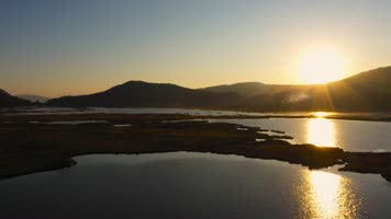 4k云南风光视频金色夕阳下腾冲神奇湿地湖水