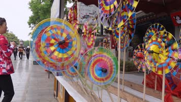 4k风车视频小摊贩出售的彩色玩具风车 4k风车视频小摊贩出售的彩色玩具风车