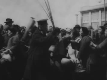 30年代日本轰炸上海时大面积逃荒人群 30年代日本轰炸上海时大面积逃荒人群