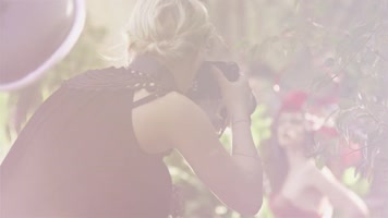 女摄影师 女模特 外景拍摄 时尚摄影 摄