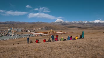 4k西藏风光视频金黄草地上寺庙摄影爱好者
