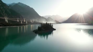 4k西藏风光视频清晨高原湖泊湖心小岛日出时