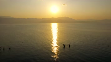 4k西藏风光视频高原湖泊水面上金色落日余晖