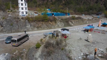 4k西藏风光视频路旁观景台看山间小溪