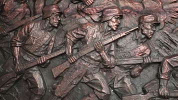 浮雕战士冲锋场面